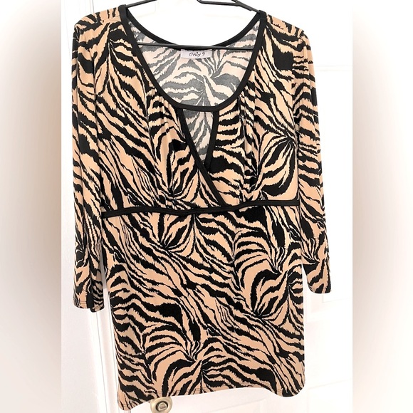 Women’s attractive Tiger print blouse size 1X, 3/4 sleeves, stretch, neckline. - Picture 2 of 15